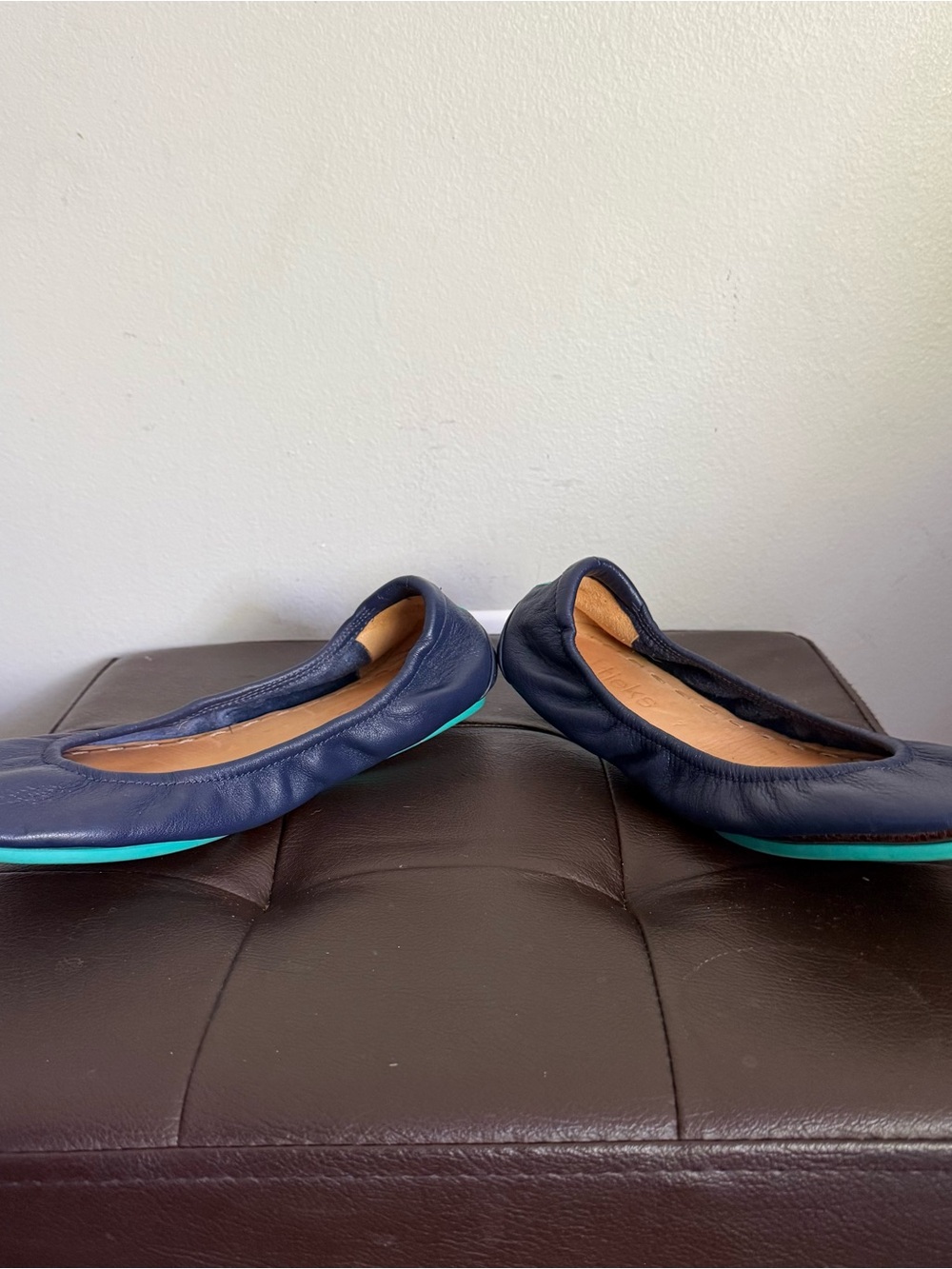 Tieks Women’s 7 Flats Navy Blue Ballet Flats with Teal Sole - Picture 3 of 8